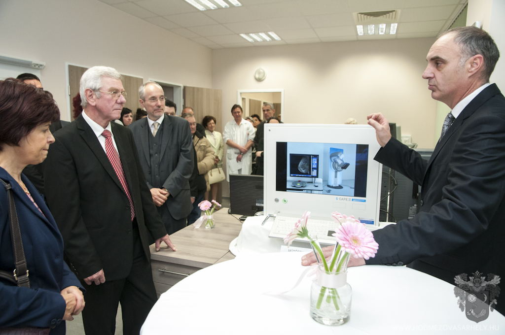 Hódmezővásárhelyen adták át az ország első 3D-s mammográfiás készülékét